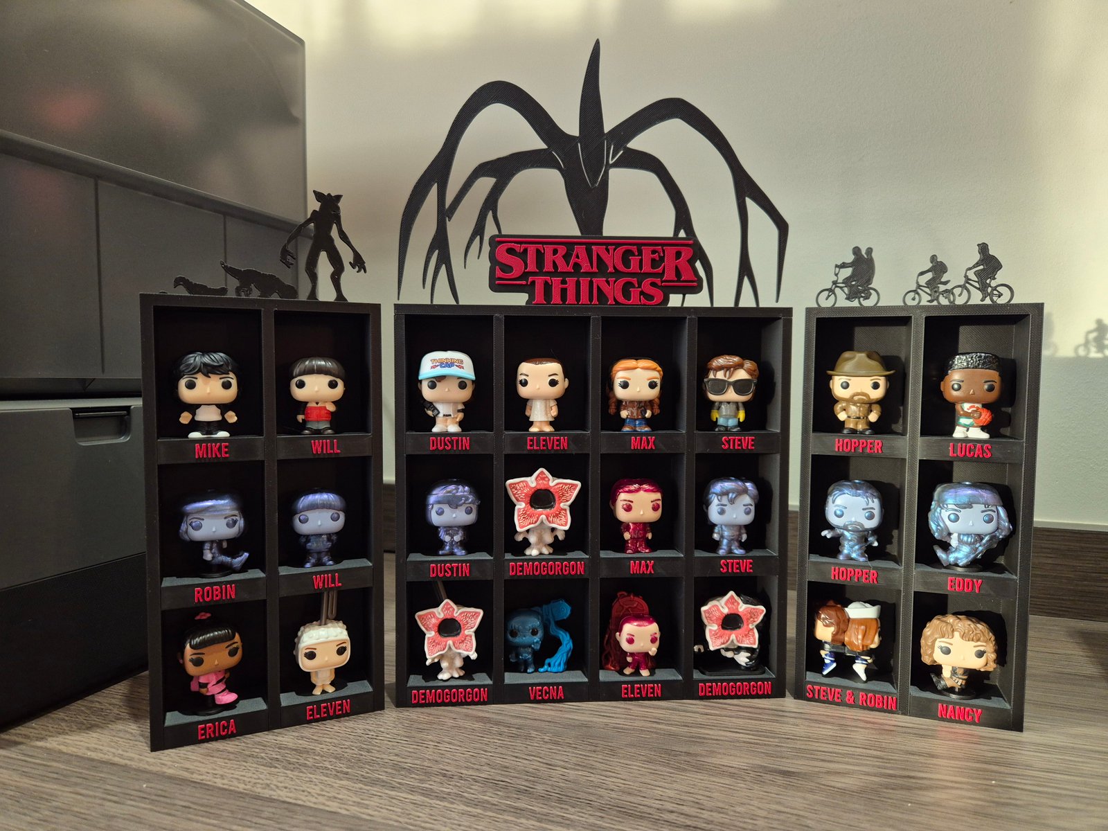 Stranger Things figūriņu vitrīna